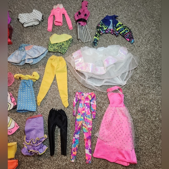 Lot of 38 Vintage 80's & 90's Barbie, Skipper, and Ken Clothes & Outfits - Picture 4 of 8